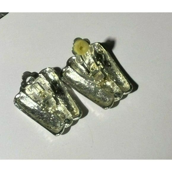 Vintage‎ Textured Clip on Earrings Muted/Brushed Silver Tone Over an Inch Long - Picture 9 of 9